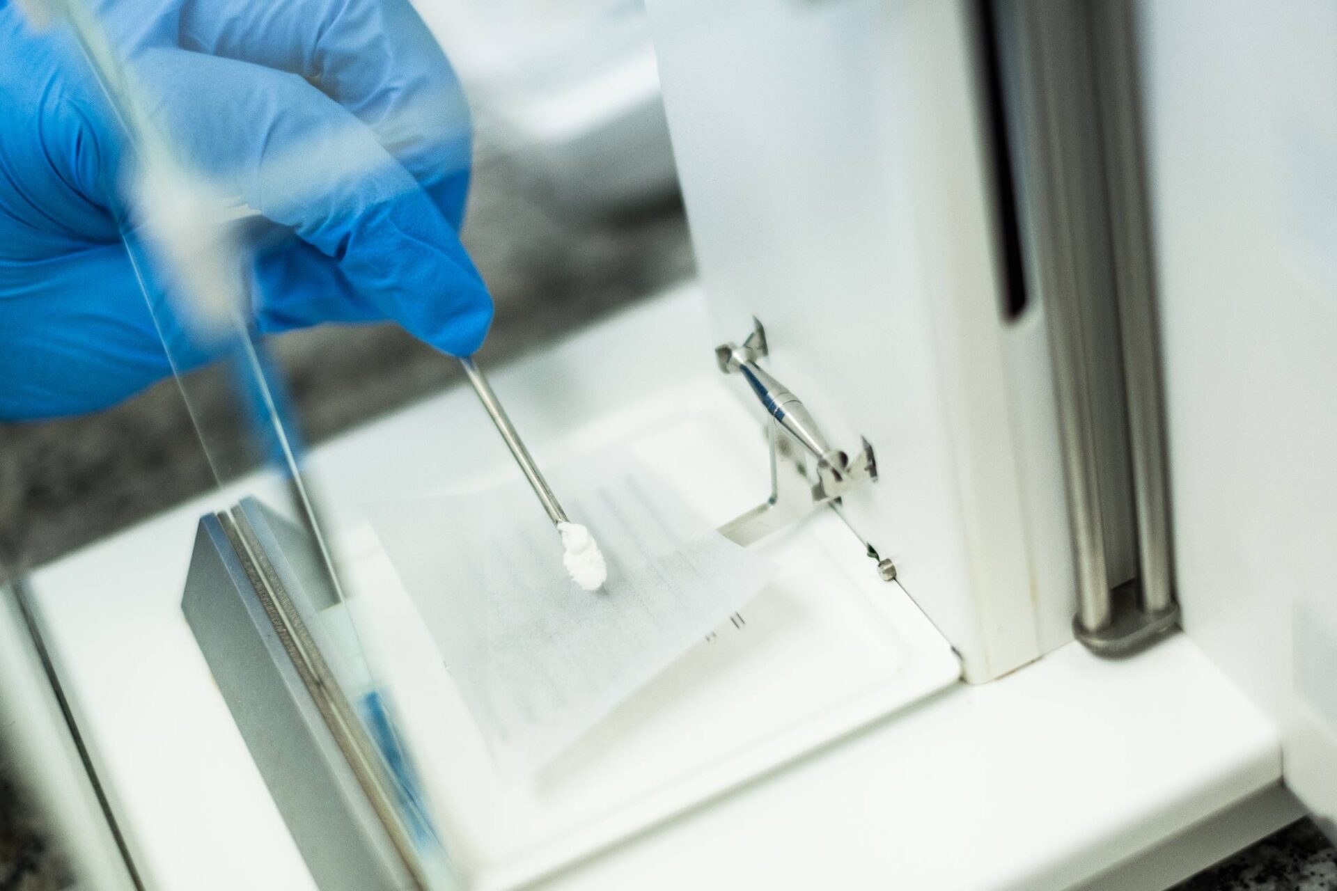 Veteriner kliniklerinde laboratuvar hizmetleri, hayvanların sağlığını teşhis etmek ve tedavi etmek için kritik bir rol oynar. Veteriner kliniklerinde sunulan laboratuvar hizmetleri, hayvanların sağlık durumunu değerlendirmek için kullanılan bir dizi test ve prosedürü içerir.